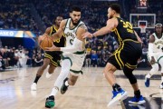 九游官网-进军播客界首秀！詹姆斯大谈NBA球员如何成就伟大