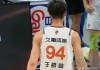 九游娱乐-王哲林24+17新赛季最硬一战！末节遭周琦“砍鲨”战术关键2罚全中